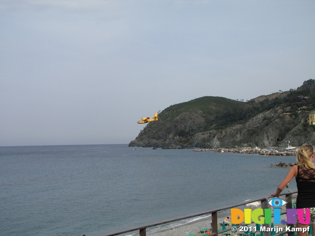 SX19806 Fire airplane approaching sea